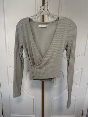 Abercrombie & Fitch Ribbed Sage Green V-Neck Crop Top Size S Long Sleeve Fitted